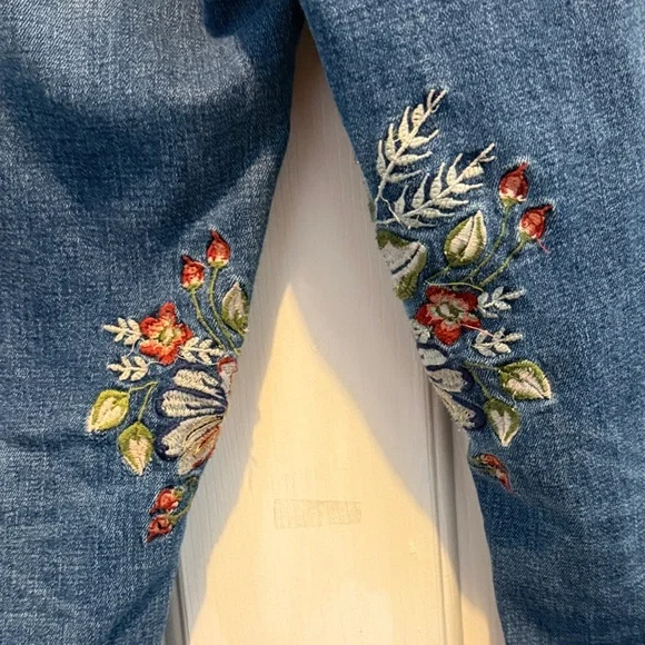 Blank NYC Skinny Classique Embroidered Jeans - Picture 8 of 13